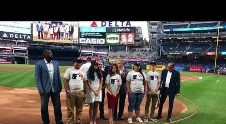 Vladimir Guerrero entrega premio a Gary Sánchez como jugador del año de Latino Baseball
