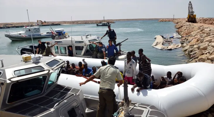 Mueren 84 migrantes y rescatan a 198 en las costas de Libia