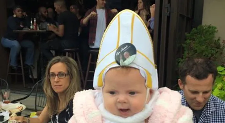 El Papa Francisco se rió a carcajadas al bendecir a esta bebé vestida con un traje como el suyo