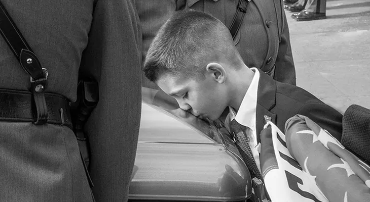 Por qué esta fotografía de un niño besando el ataúd de su padre es un símbolo del 11-S