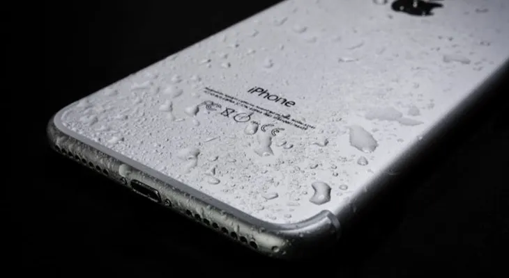 El truco perfecto si tu celular cae al agua, apágalo y déjalo secar en arroz