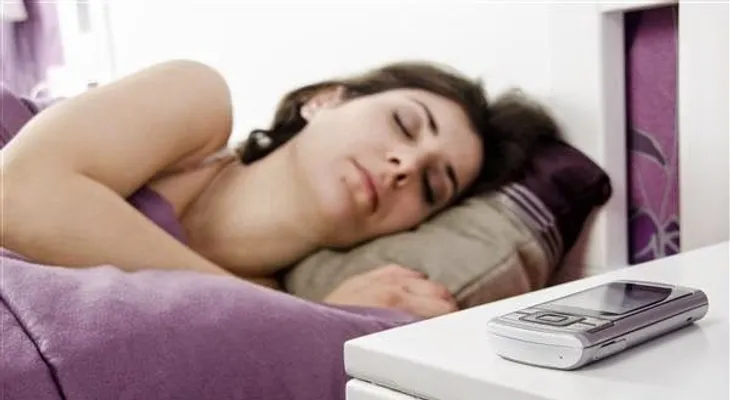 La consecuencia de cargar tu celular en la habitación mientras duermes
