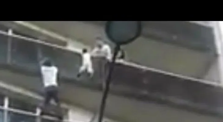 Un hombre salva un niño de una manera espectacular 