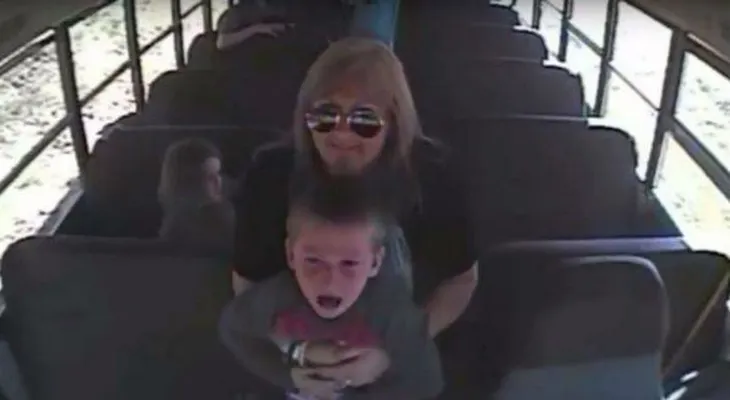Conductora de autobús salva a niño ahogado con una moneda