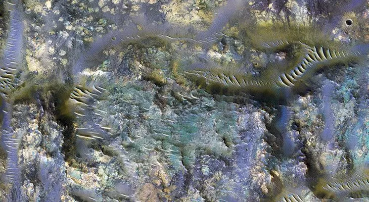 Una nueva imagen revela impresionantes "gusanos" en un cráter de Marte