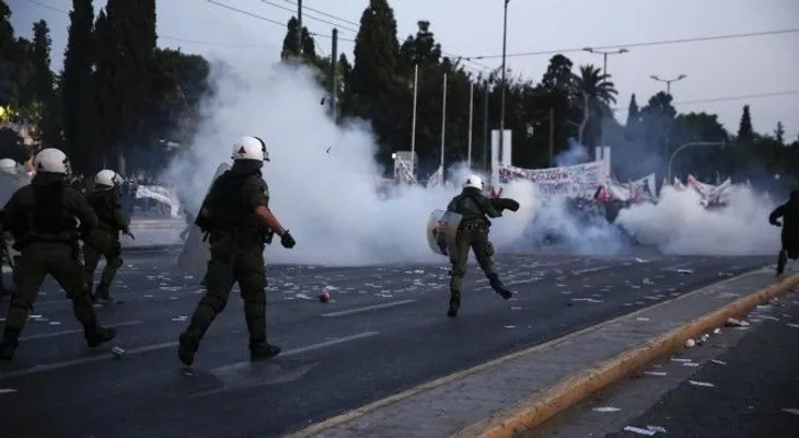 Protesta violenta contra propuestas de austeridad en Grecia