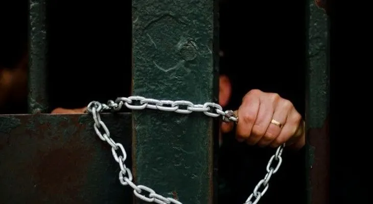 Argentina: un hombre mantuvo a su esposa e hijo encerrados durante 6 años