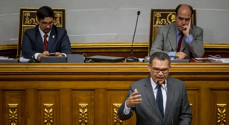 El Parlamento venezolano declara el abandono de cargo del presidente Maduro