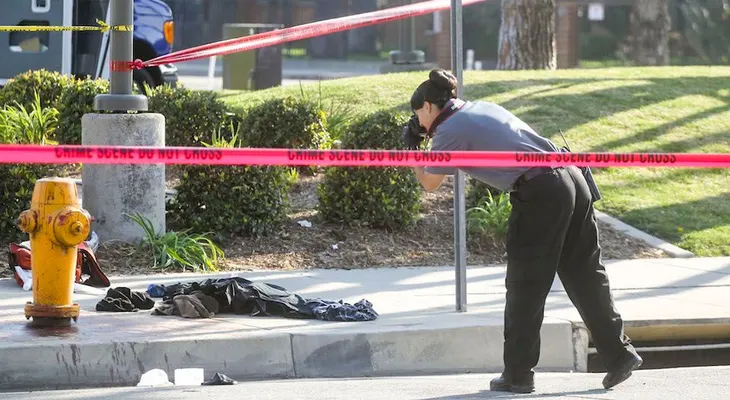 Termina violentamente un intento de manifestación del Ku Klux Klan en California