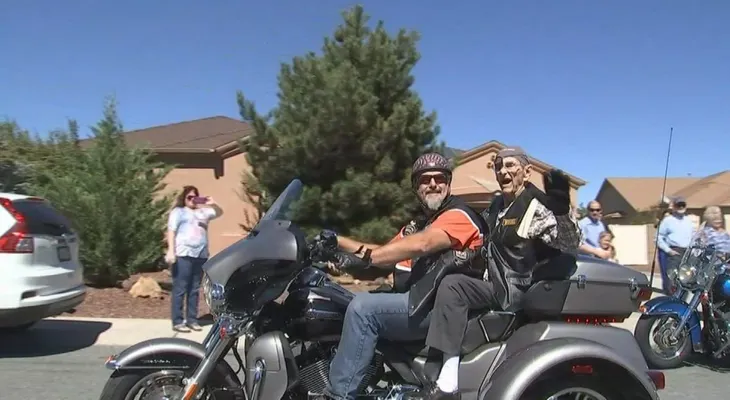 Abuelito de 101 años pasea por última vez en una Harley