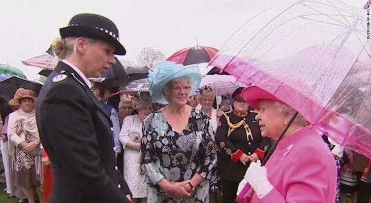 La reina Isabel II califica de "groseros" a funcionarios chinos