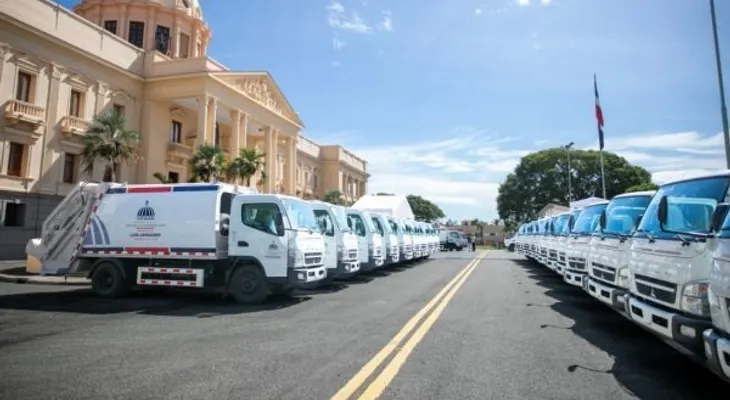 Presidente Abinader entrega 50 camiones compactadores a municipios para mejorar recogida de basura