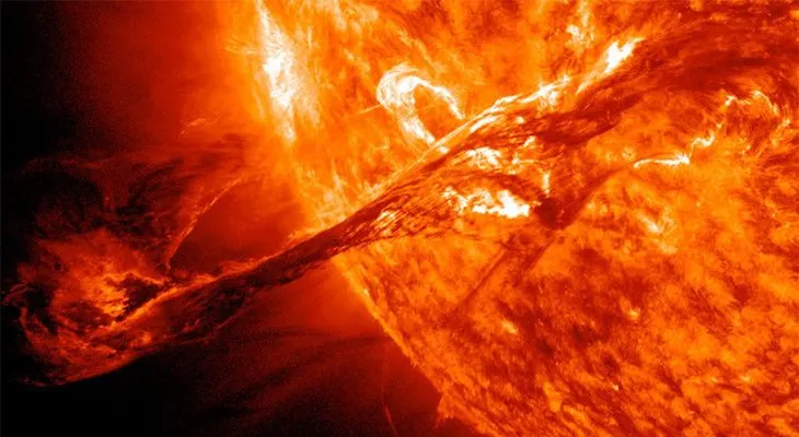 La NASA capta un objeto con forma extraña volando cerca del sol (VIDEO)