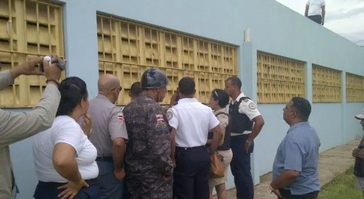 Presos secuestran a 2 agentes de cárcel de Mao