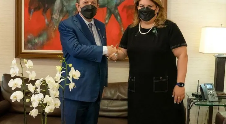 Gobernador Valdez Albizu recibe a congresista de EEUU 