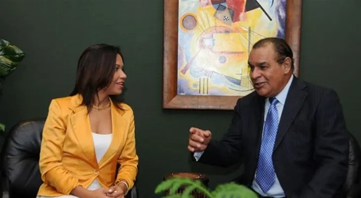 Eridania Recio: recibiendo mi certificado por mi 20 años en el Banco Central