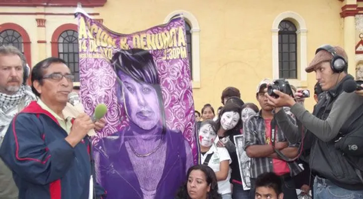 Jóvenes marchan contra los feminicidios