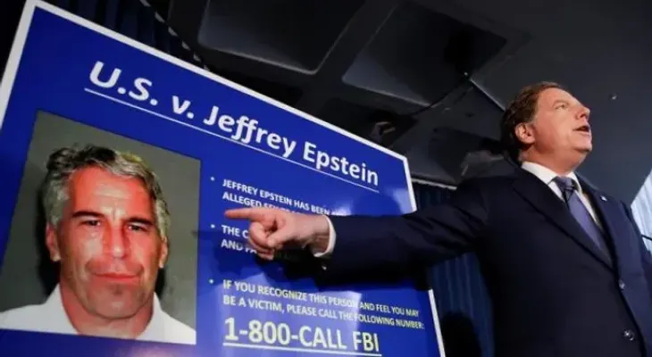 Una jueza retira los cargos contra los dos guardas que vigilaban a Epstein