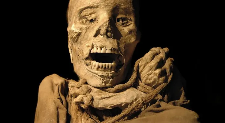 Descubren momia de 4500 años que evidencia igualdad entre hombres y mujeres