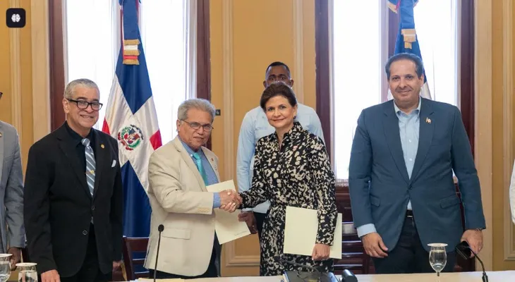 Gobierno y CMD firman acuerdo histórico: galenos recibirán aumento salarial