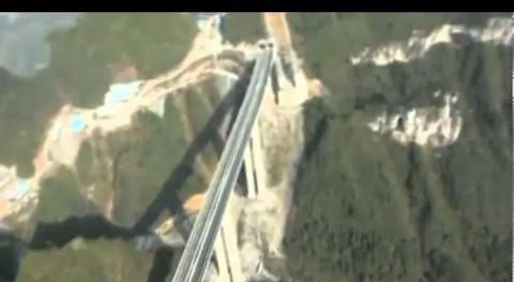 El puente-tunel más alto y largo