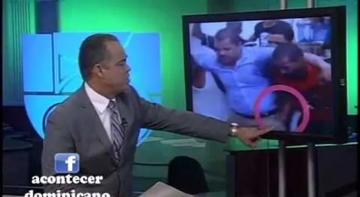 Miren cuando le roban la cartera al piloto que sufrió el accidente