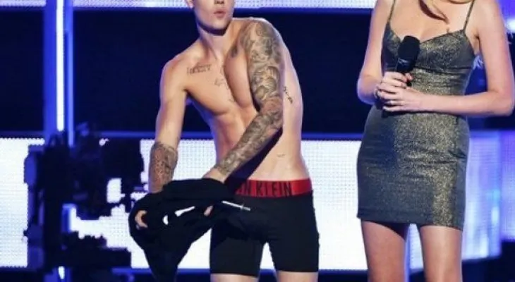 Abuchean a Justin Bieber por quitarse la ropa 