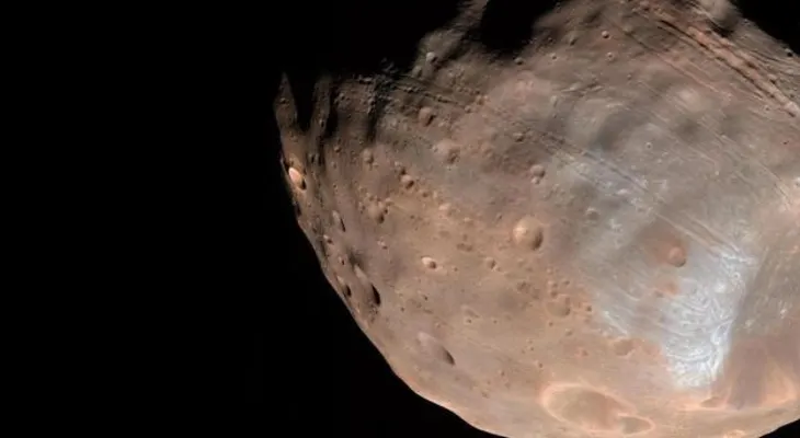 Un extraño monolito en una luna de Marte