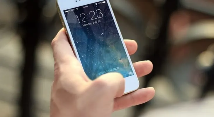 "Cuello de Whatsapp, médicos alertan por aparición de esta nueva tecnología 
