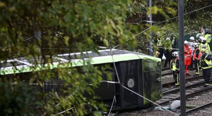 Al menos siete muertos y 50 heridos al descarrilar un tranvía en Londre