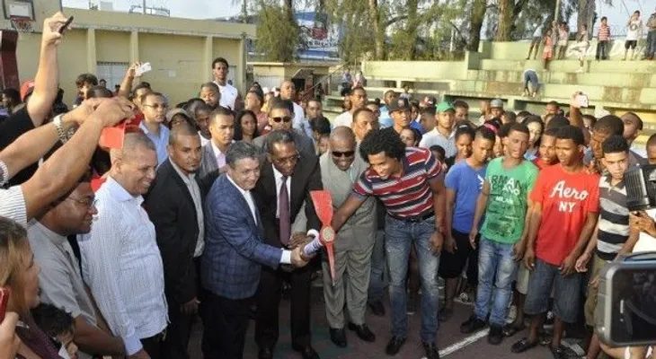 Dan picazo para iniciar construcción de polideportivo club Rafael Barias en Villa Consuelo