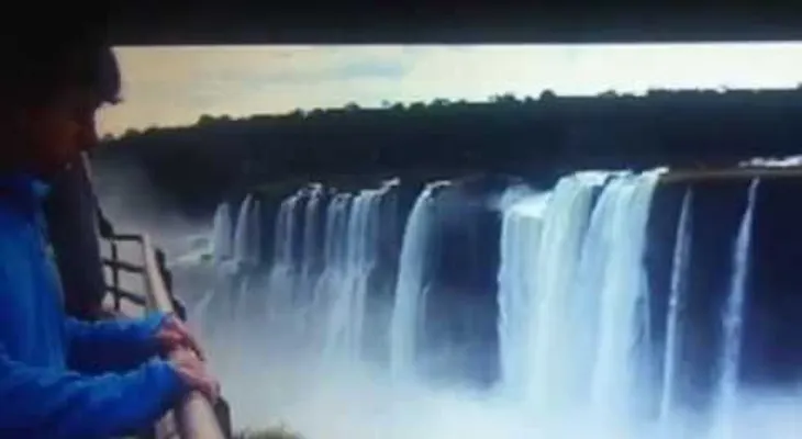 Turista graba VIDEO cuando joven se suicida al lanzarse a cataratas de Iguazú