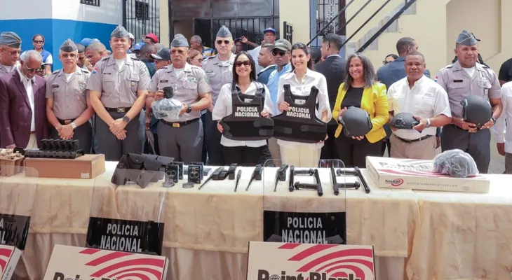 Gobierno entrega equipos para seguridad y convivencia en Capotillo