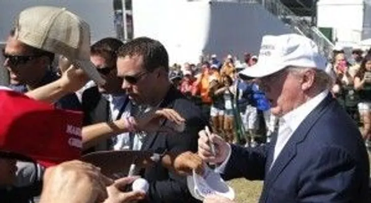 Policías sacan a grupo que interrumpió mitin de Donald Trump