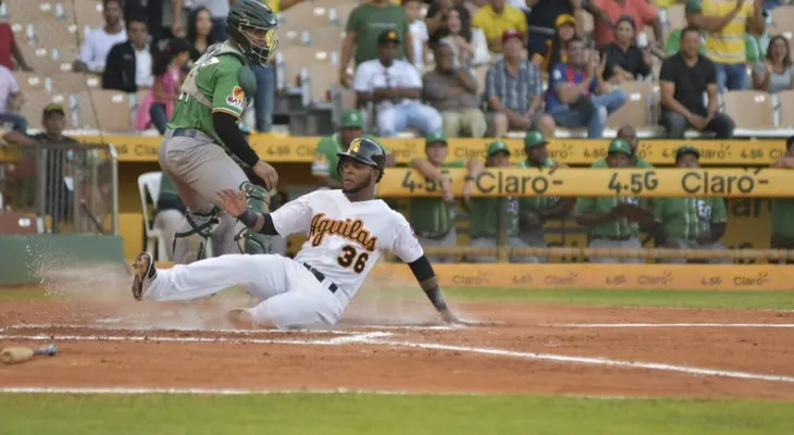 En una fiesta de batazos, las Aguilas derrotan 13-2 a Las Estrellas