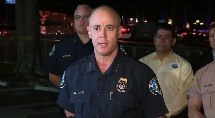 Un hombre que gritaba sobre el presidente abrió fuego en un resort de golf de Trump