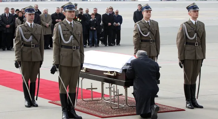 El macabro hallazgo en el féretro del presidente de Polonia muerto en una tragedia aérea