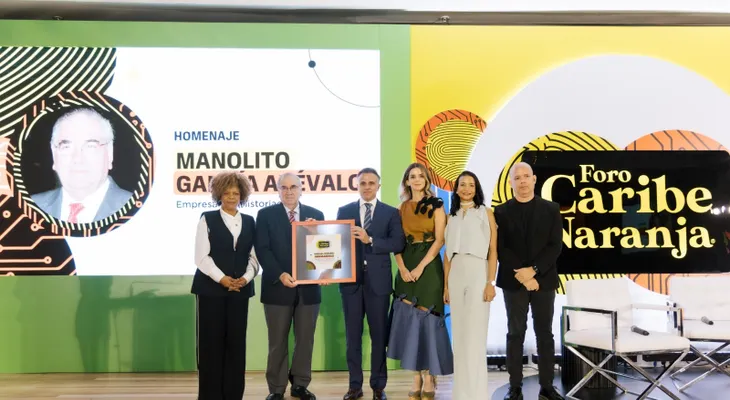 Manuel García Arévalo recibe reconocimiento en Foro Caribe Naranja