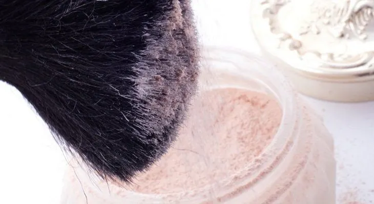 Cómo hacer un polvo traslúcido natural para el rostro