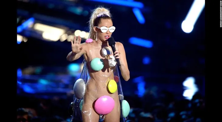 Miley Cyrus junto a Barack Obama en una foto