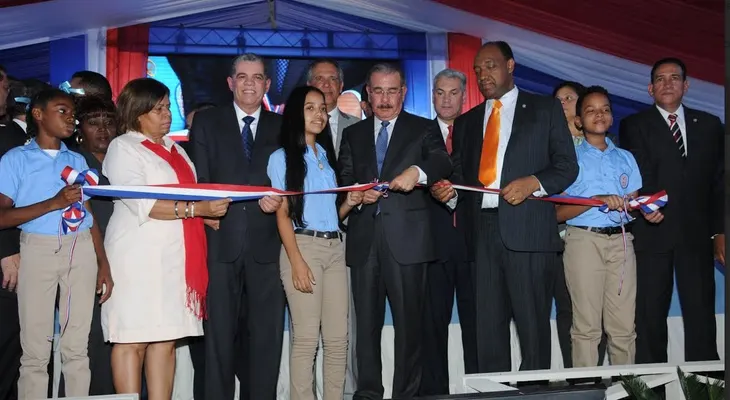 Presidente Medina entrega moderna escuela de 33 aulas al sector Capotillo
