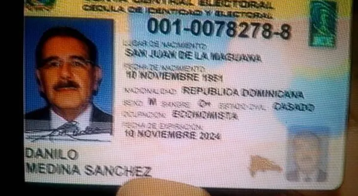  Danilo Medina ya tiene su nueva Cédula de Identidad y Electoral 