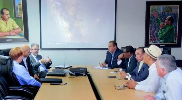 JCE explica a Veedores proceso licitación de equipos para las elecciones