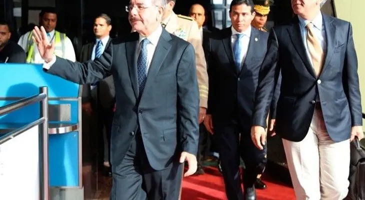 Danilo Medina regresa de la cumbre en Francia