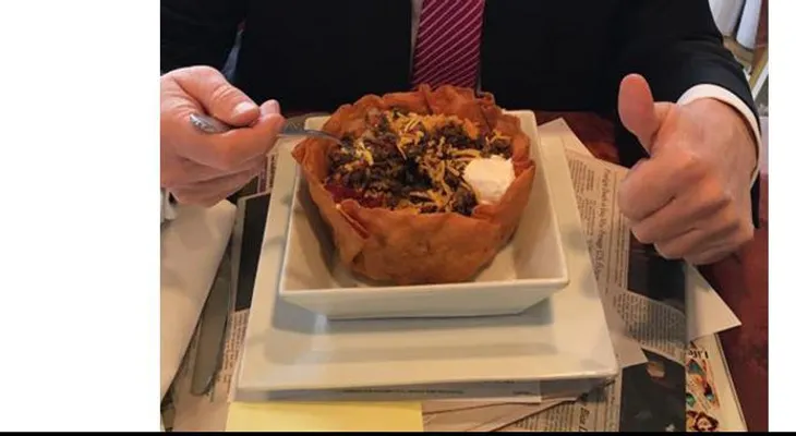 Un "muro" de críticas a Trump por la foto del Cinco de Mayo con el 'taco bowl'