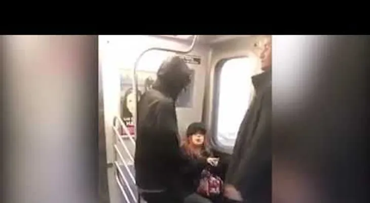 Un violento pasajero en el metro golpea una mujer que solo le pidió cerrar las piernas 