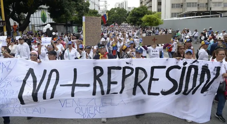 Mujeres de la oposición y el oficialismo realizan marchas en Venezuela
