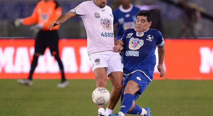 Maradona y Verón se pelean en el Partido por la Paz