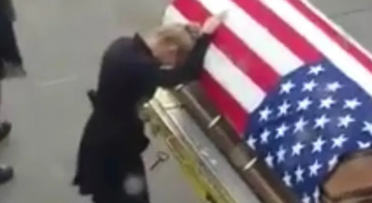 El conmovedor momento en que el cuerpo de un soldado vuelve a EEUU y es recibido por su esposa