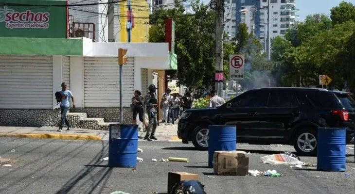 Protestan en la UASD por aumento salarial a sus empleados 